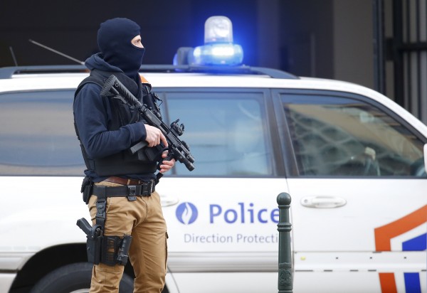 A Belgian special forces police officer stands guard outside a courthouse as Paris attacks suspect Salah Abdelslam remains in police custody, in Brussels, Belgium, April 7, 2016. REUTERS/Yves Herman