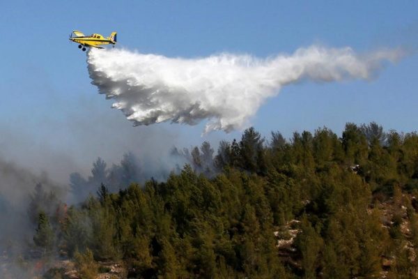 A firefighting plane fights a wildfire over a forest near Jerusalem November 24, 2016. REUTERS/Ronen Zvulun